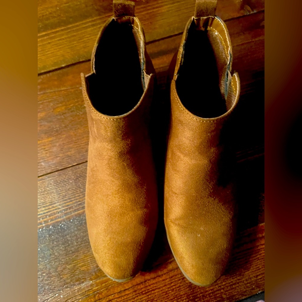 American Eagle Women’s Tan Ankle Booties size 9